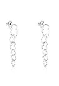Pendientes de cadena plateada con un diseño abstracto y ondulado. Presentan eslabones de cadena que se estrechan hacia la parte inferior, creando una apariencia fluida.