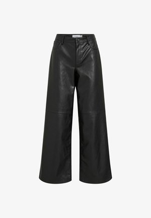Pantaloni larghi in ecopelle nera con una texture liscia, dotati di tasche frontali, chiusura con bottone e dettagli delle cuciture lungo le gambe.