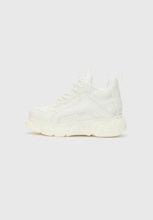 Biała sneaker z teksturowanego syntetycznego materiału, masywną podeszwą i sznurowanym designem. Posiada subtelne logo po boku i zaokrąglony nosek.