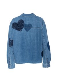 Denimjakke med store marineblå paljett hjertepatcher på ryggen og ermene, med klassisk krage og knappede mansjetter.