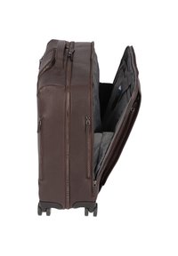 Valigia in pelle marrone con doppi zip. L'interno è in tessuto grigio e presenta molteplici scomparti per l'organizzazione. Quattro ruote per la mobilità.