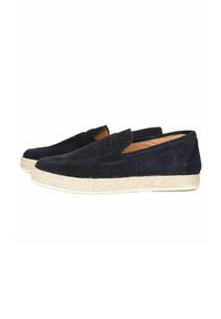 Scarpe slip-on in suede blu navy con punta arrotondata e dettagli cuciti, caratterizzate da una suola in juta naturale per texture e contrasto.