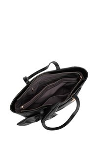 Zwarte leren tote bag met twee ritscompartimenten en een strikaccent. Het interieur heeft een soepele stoffen voering in donkere tinten.