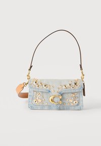 Τσάντα χειρός από ανοιχτό μπλε τζιν με χρυσά καρφιά, μεγάλο χρυσό κούμπωμα "C" και κοντό χερούλι ώμου από ταμπά δέρμα.