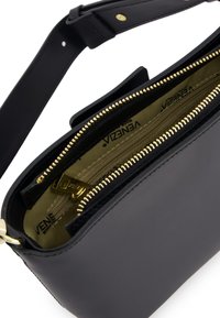 Sort læderhandbag med en gylden lynlås, foret indvendig i olivengrøn, med en slank rem og synlig brandlogo. Lommer med lynlås inkluderet.