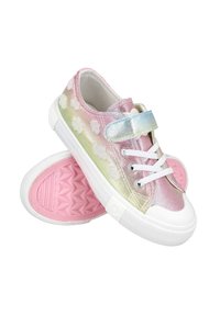Zapatillas multicolores con un upper brillante e iridiscente, con cordones blancos y una correa de velcro; suela de goma texturizada rosa.