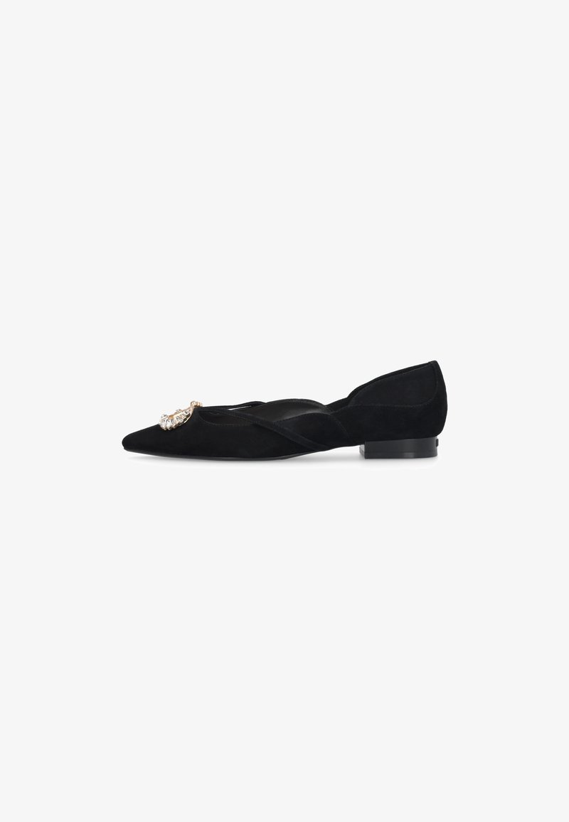 Chaussure plate en daim noir à bout pointu, petit talon, brides croisées et ornement décoratif en or et cristal à l'avant.