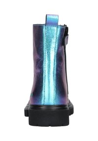 Metalen enkellaars gemaakt van iriserend synthetisch materiaal. Beschikt over een zwarte rubberen zool en een rits aan de zijkant voor gemakkelijke toegang.