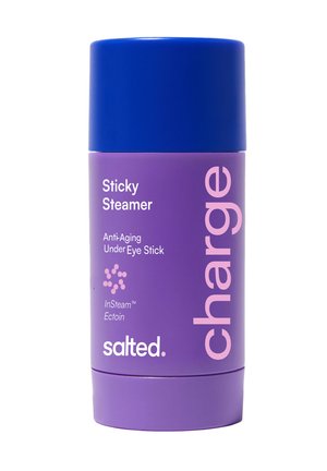 Lilla og blå anti-aging under øjet stick mærket "Sticky Steamer", "charge" og "salted" med ingrediensinfo på beholderen.