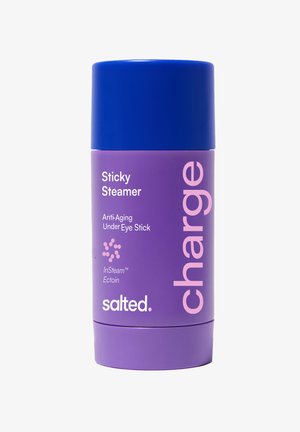 Lilla og blå anti-aging under øjet stick mærket "Sticky Steamer", "charge" og "salted" med ingrediensinfo på beholderen.