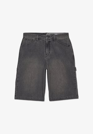 Shorts en denim noir pour hommes avec poches avant, passants de ceinture et fermeture par bouton, présentés à plat sur un fond blanc.
