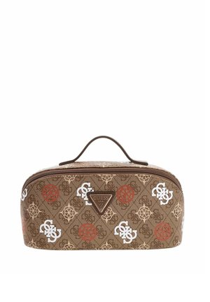 Trousse à maquillage marron GUESS avec fermeture éclair et poignée, ornée de motifs de logo blancs et rouges ainsi que d'un écusson triangulaire avec logo à l'avant.