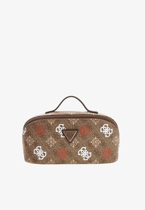 Trousse à maquillage marron GUESS avec fermeture éclair et poignée, ornée de motifs de logo blancs et rouges ainsi que d'un écusson triangulaire avec logo à l'avant.