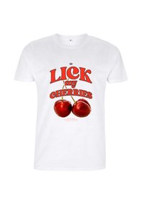 Hvid bomulds T-shirt med fed rød tekst "LICK my CHERRIES" og to røde kirsebær grafik i midten, med en krone ovenfor.