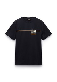 Sort bomulds t-shirt med et grafik af en globe og bjerge i gult og hvidt, horisontal linje og tekstdesign på fronten.