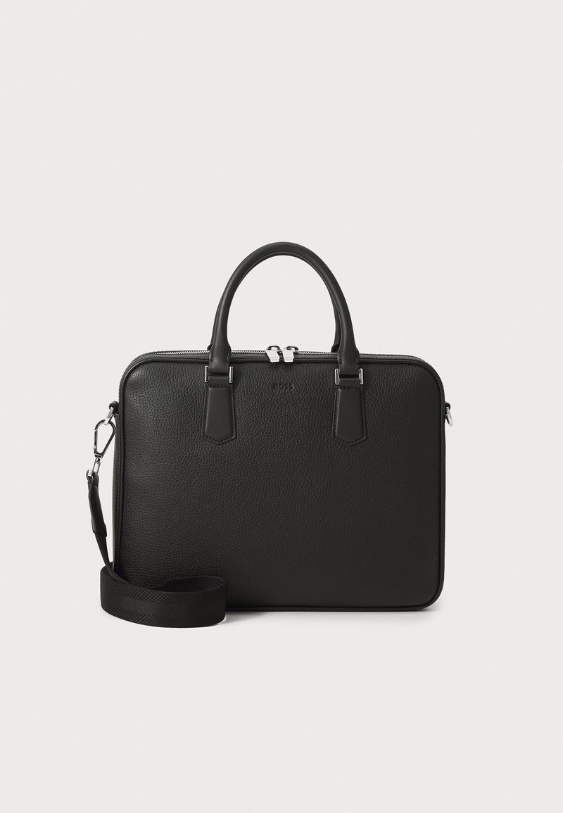Schwarze Leder-Laptoptasche mit strukturierten Oberflächen, doppelten Obergriffen, einem verstellbaren Schultergurt und silbernen Beschlägen. Mit Reißverschluss.