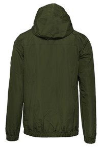 Giacca a hood verde oliva con tessuto liscio e opaco. Presenta polsini e orlo elasticizzati; il design sul retro è semplice e privo di ulteriori dettagli.