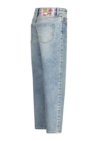 Jeans in denim azzurro chiaro con una vestibilità leggermente ampia, caratterizzati da una toppa ricamata floreale sulla cintura posteriore e tasche standard.