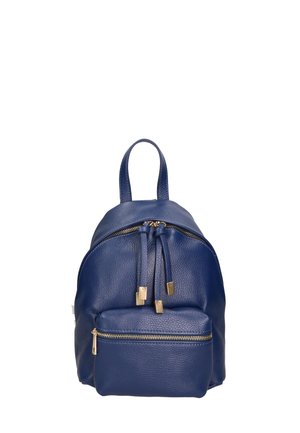Sac à dos en cuir marine avec une finition texturée, une poignée supérieure, une fermeture à double zip et une poche avant avec des accents en matériel doré.
