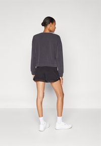 Athleta HIGH RISE RACER RUN SHORT - Pantalón corto de deporte - black
