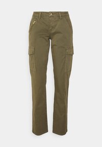 Calças cargo verde olivo feitas de algodão. As características incluem um bolso com fecho de correr na parte da frente, dois bolsos laterais, pernas retas e uma cintura com botão.