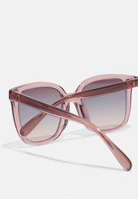 Ochelari de soare cu gradient roz, cu rame pătrate supradimensionate și un finisaj lucios. Prezintă accesorii din aur pe temples, cu brand.