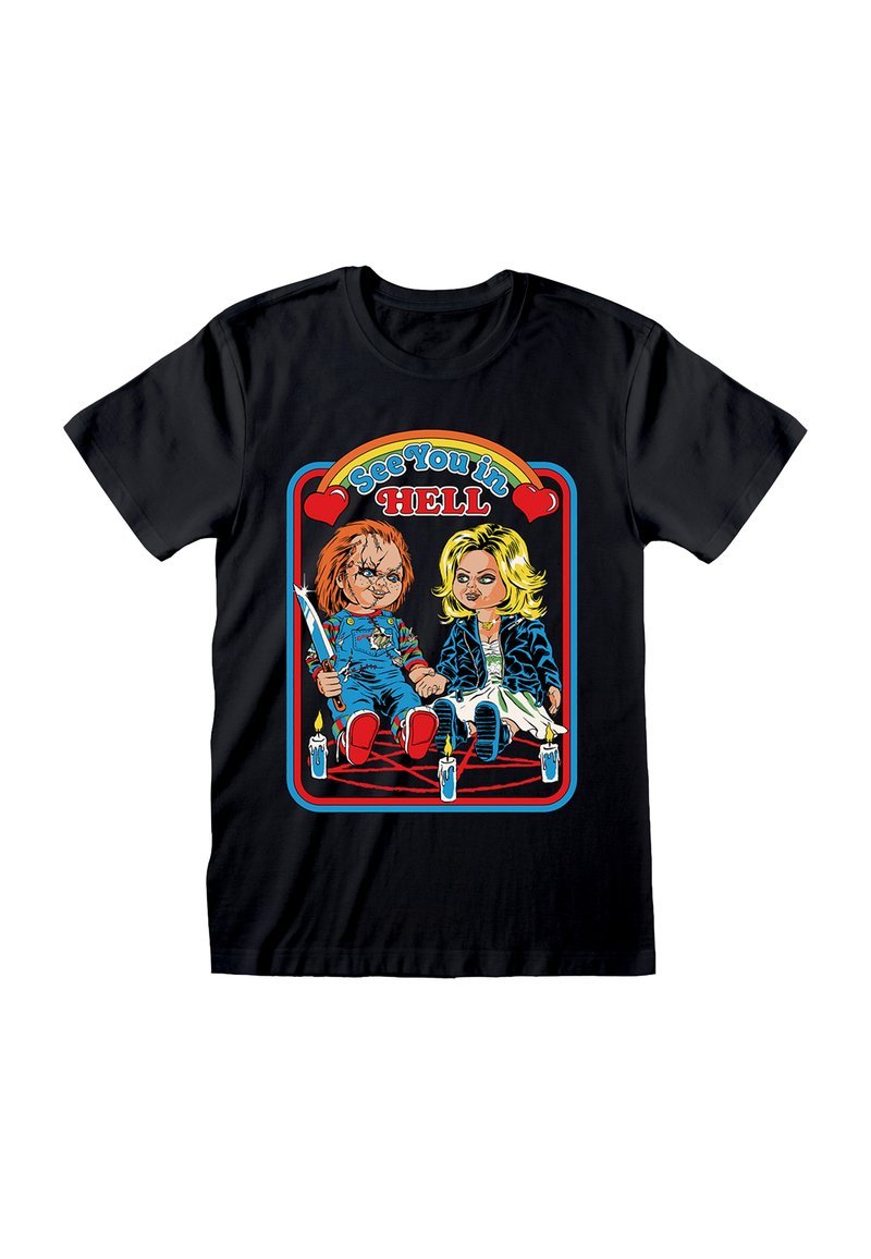 Sort T-shirt med tegneserie af en uhyggelig dukke, der holder en kniv, og en blond kvindedukke, der sidder på et pentagram omgivet af tændte stearinlys.