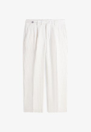 Witte broek met dunne verticale grijze strepen, voorste knoop, ritssluiting, riemlussen en zijzakken, plat liggend op een witte achtergrond weergegeven.