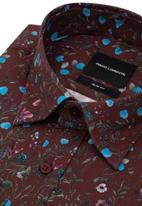 Bordowa koszula w kwiaty z niebieskimi i purpurowymi wzorami. Posiada kołnierz typu spread, zapięcie na guziki oraz dopasowany krój. Metka widoczna wewnątrz kołnierza.