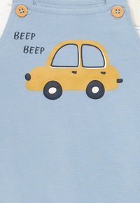 Modra tkanina čez glavo s prostornimi hlačami, ki ima rumen grafični vzorec risanega avtomobila z črnimi kolesi in belimi krožnimi poudarki, ter besedilo "BEEP BEEP" nad avtom mobilom.