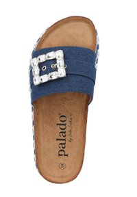 Sandale de glisse bleu marine avec une boucle décorative en strass carrée, semelle intérieure douce couleur tan, détail tissé sur les côtés et logo de la marque sur le semelle.