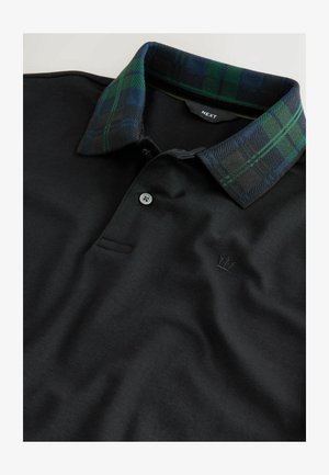 Cămașă polo neagră cu guler în carouri tartan verzi și albastre, având un system de închidere cu două butoane și un logo brodat sub formă de coroană pe piept.