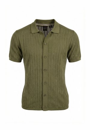 Polo de punto de manga corta en verde oliva con patrones texturizados verticales y seis botones delanteros.