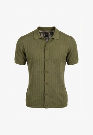 Olijfgroene gebreide polo met korte mouwen, verticale gestructureerde patronen en zes knopen aan de voorkant.