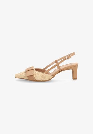 Décolleté slingback beige intrecciato con punta appuntita, cinturino regolabile, fibbia decorativa frontale e tacco a blocchetto di media altezza.