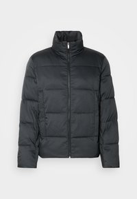 Giubbotto pesante nero con colletto alto, chiusura con zip e design trapuntato. Il tessuto appare lucido con una leggera texture e sezioni imbottite di vario spessore.
