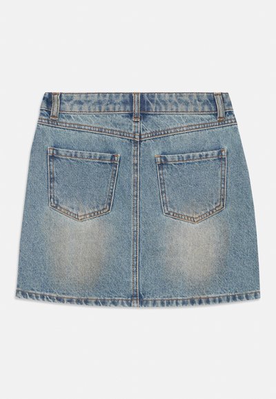 Ljusblå denimkjol med en enkel design, som har två bakfickor, rak skärning och något urblekta områden nära fållen.