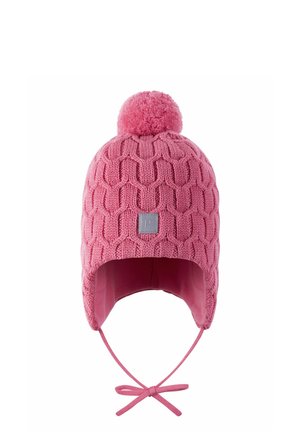 Bonnet en tricot rose présentant un motif texturé, un grand pompon sur le dessus et des rabats pour les oreilles avec des liens pour un ajustement sécurisé. Accentué par une étiquette de logo grise.
