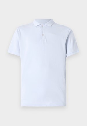 Gaiši zila polo krekls, izgatavots no kokvilnas, ar klasisku apkakli, īsām piedurknēm, divu pogu slēdzēju un vienkāršu tekstūru.