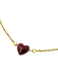 Guldkæde med en maroon hjerteformet vedhæng, akcentueret med glatte guldbænd, der reflekterer lyset med en blank finish.