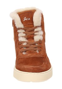 Braune Wildleder-Hochtop-Sneaker mit einem flauschigen, cremefarbigen Futter, runder Zehenform, flachen Schnürsenkeln und einer strukturierten Gummisohle. Dekorative Nähte vorhanden.