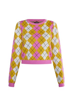 Crochet svetr v růžové, žluté a bílé argyle vzoru. Má dlouhé rukávy, kulatý výstřih a žebrované manžety a lem.