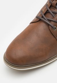 Pier One Bottines à lacets - cognac