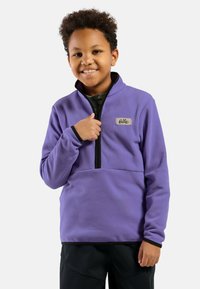 Lila Fleece-Pullover mit einem Viertel-Reißverschluss und schwarzen Akzenten. Verfügt über ein kleines Stoff-Logo auf der linken Brust sowie lange Ärmel.