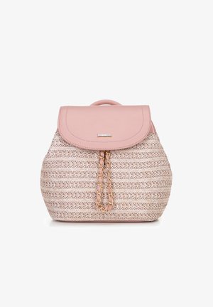 Różowy plecak z wegańskiej skóry o plecionym wzorze, z zapięciem na klapę, złotym akcentem w postaci łańcuszka oraz detalem z logo. Okrągły kształt z wyprofilowaną rączką u góry.