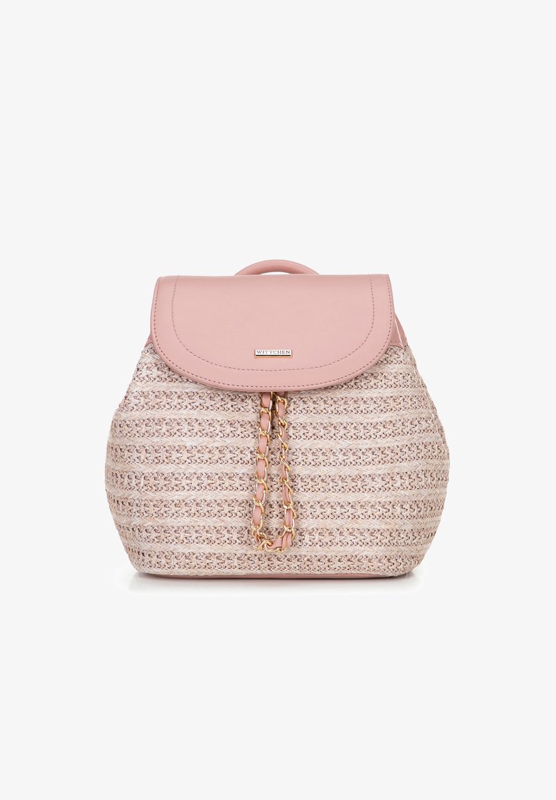 Růžový veganský kožený batoh s tkanou texturou, uzávěrem na klopu, zlatým řetízkem jako akcentem a detaily loga. Zakulacený tvar s pevným horním uchopovačem.