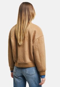GANT JACQUARD VARSITY - Bomberjacks - warm khaki