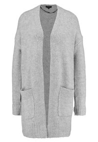 Cardigan gris claro hecho de un tejido suave y texturizado. Presenta un diseño de apertura frontal, puños acanalados y dos bolsillos delanteros.