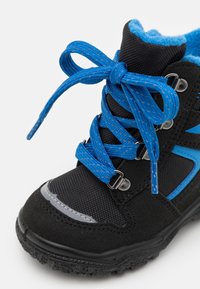 Czarne buty trekkingowe z niebieskimi sznurowadłami i akcentami, wyposażone w teksturowaną cholewkę z tkaniny, gumową podeszwę oraz odblaskowe detale zapewniające widoczność.