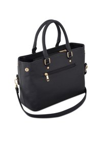 Mustapintainen synteettinen käsilaukku, jossa on kaksinkertaiset kahvat, irrotettava olkahihna, kultaiset yksityiskohdat, vetoketjulliset taskut ja teksturoitu pinta. Tasainen pohja vakauden takaamiseksi.